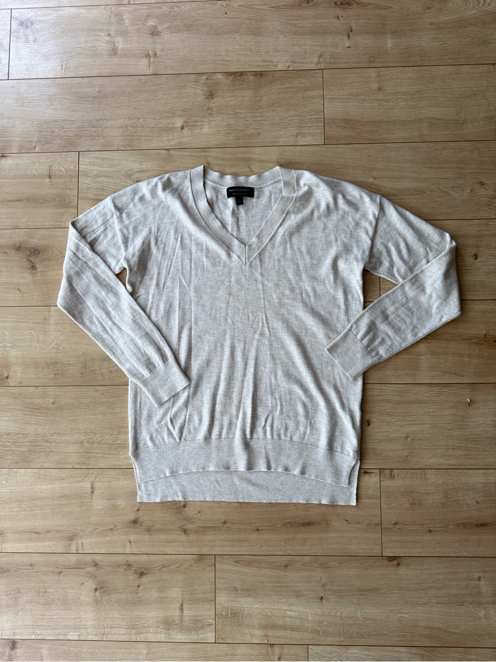 Banana Republic Beige V Neck Sweater Premium Luxe Yarn Womens Small